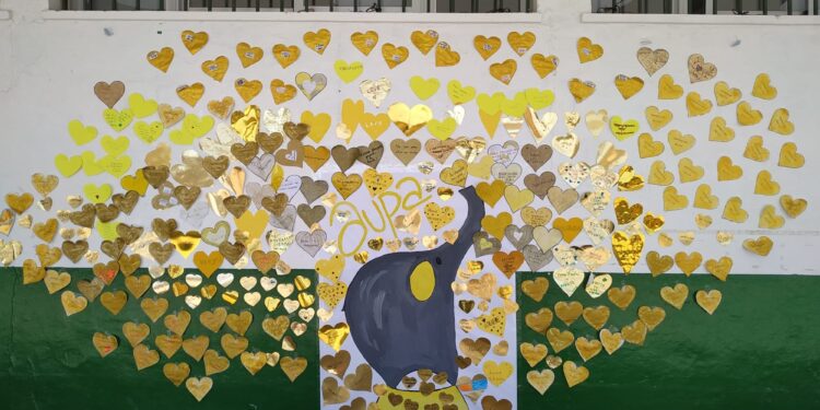 Mural instalado en la fachada del colegio