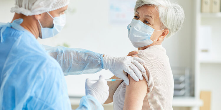 Comienza la vacunación contra el COVID-19 para los mayores de 80 años.