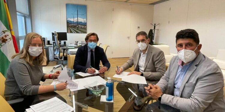 El Ayuntamiento formaliza con la Consejería de Fomento la cesión de dos tramos de la antigua carretera GR-212 y una parcela en Obéilar