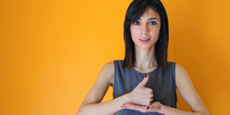 El ayuntamiento ofrece el servicio de videointerpretación en lengua de signos para personas sordas