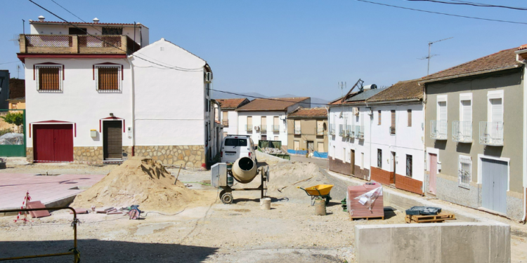 Continúan las obras de mejora en la Calle Escuelas de Tocón